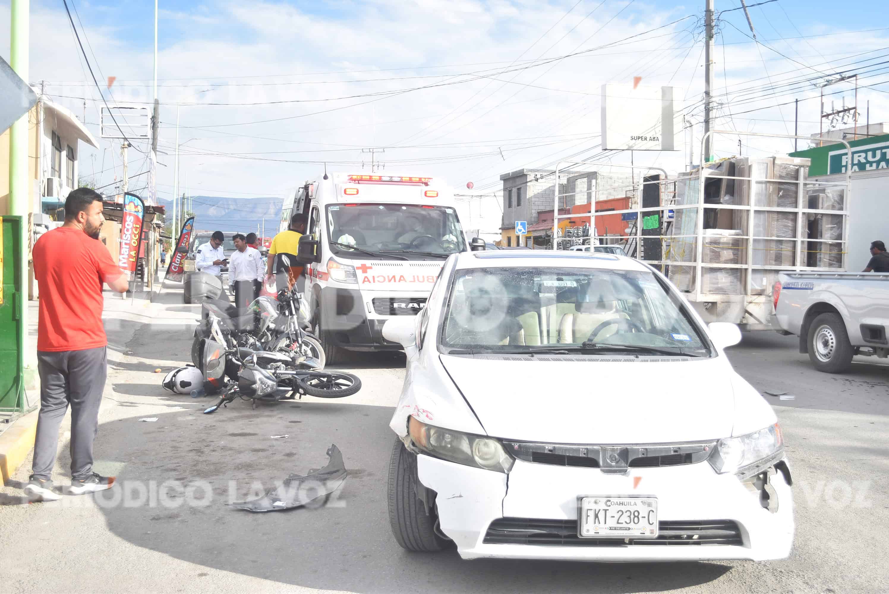 Lesionados en Frontera: choque entre autom&oacute;vil y motocicletas de SIMAS