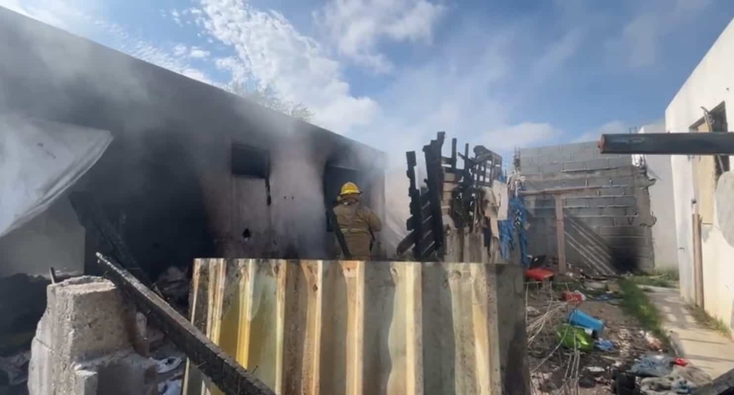 Bomberos sofocan incendio en vivienda de Sabinas