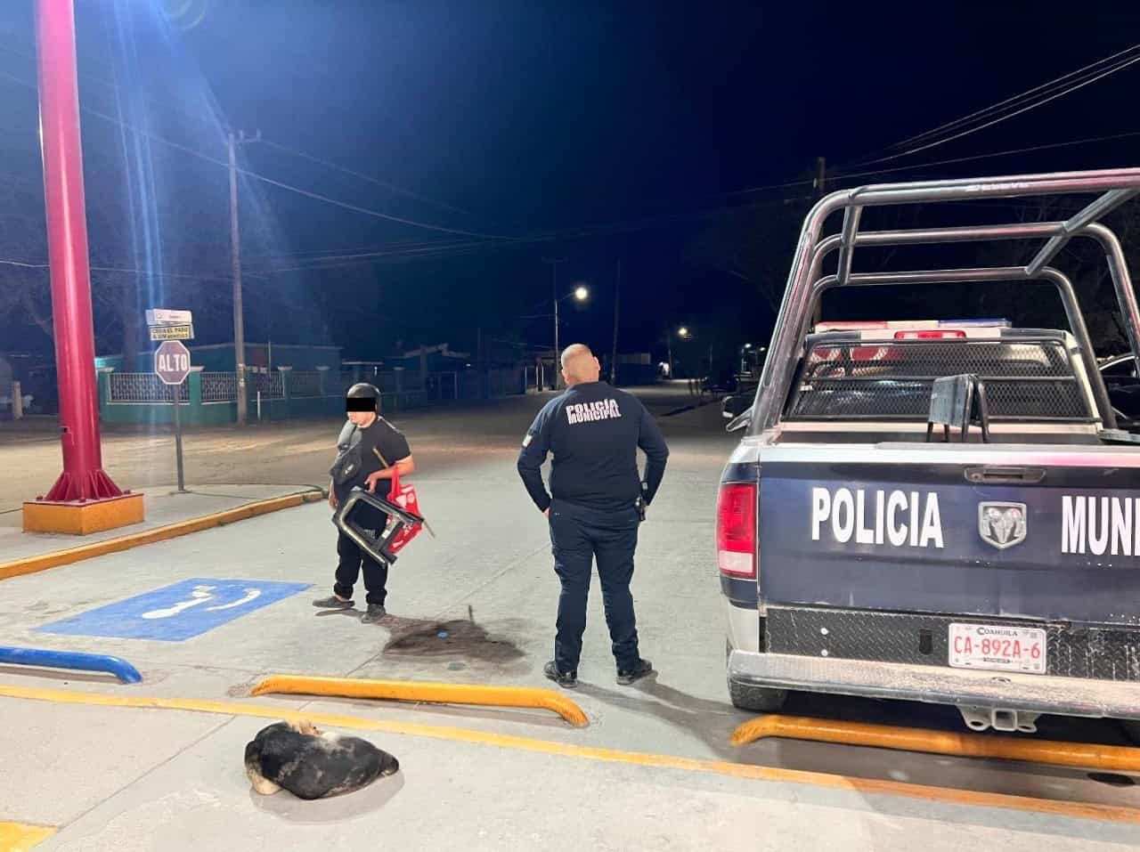 Joven provoca altercado en tienda de conveniencia en Nava