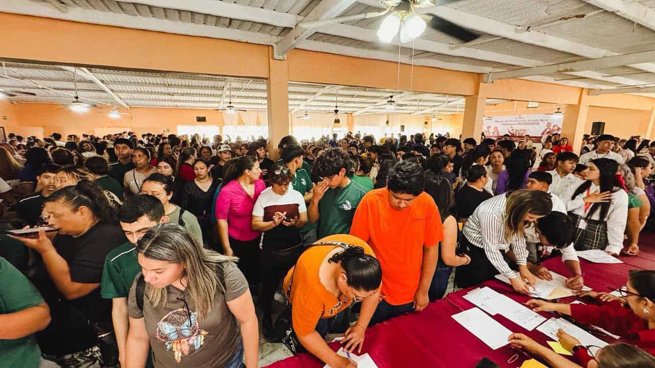 Entregan 452 becas de excelencia a estudiantes de preparatoria en Allende