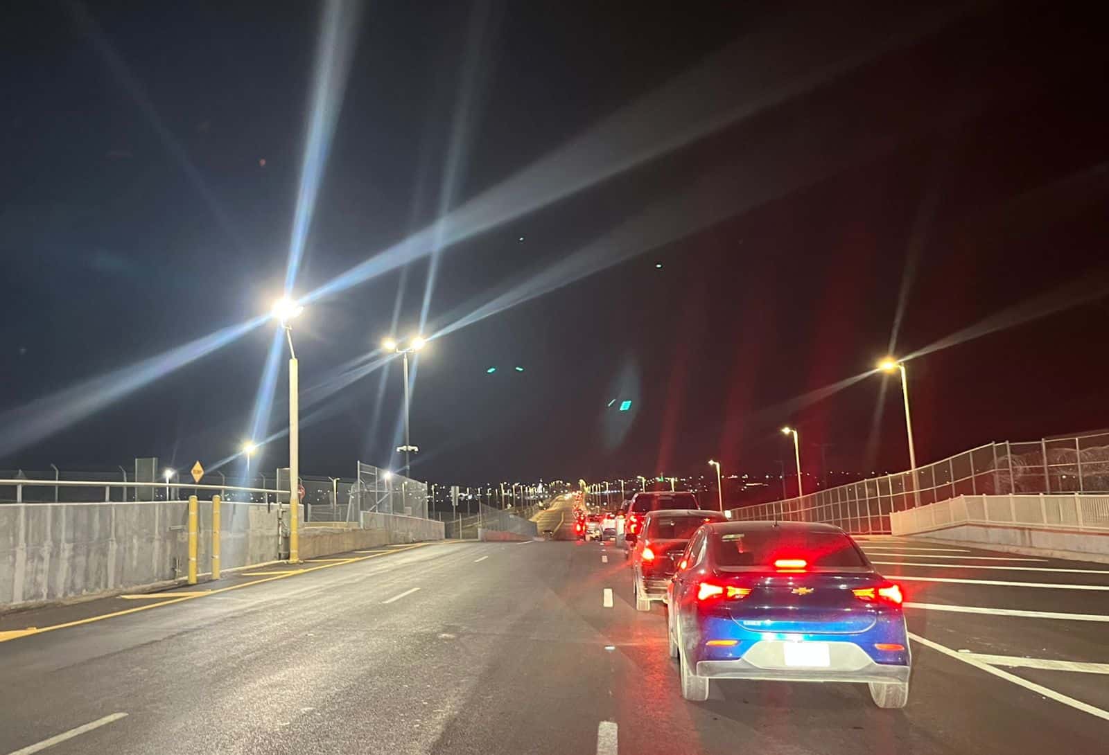 Largas filas en puente internacional de Ciudad Acu&ntilde;a superan la hora de espera