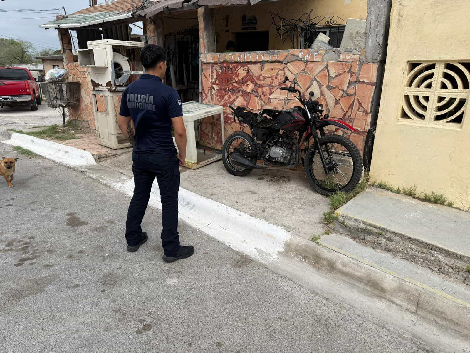 Motocicleta se incendia en plena marcha en la colonia 28 de Junio