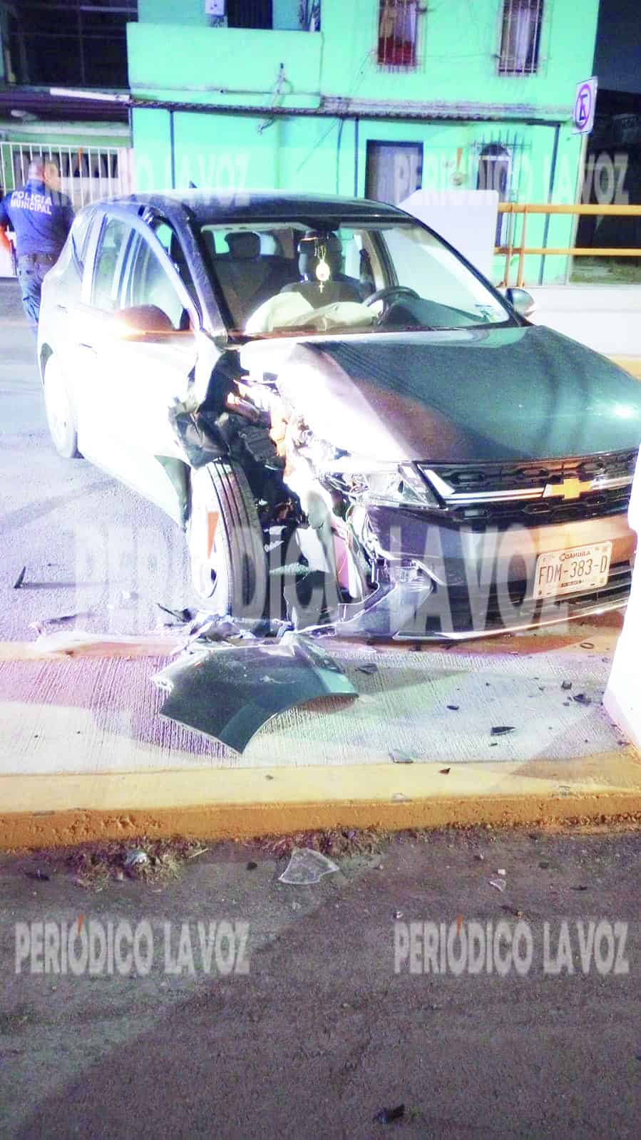 Conductor ebrio choca contra puente en Frontera