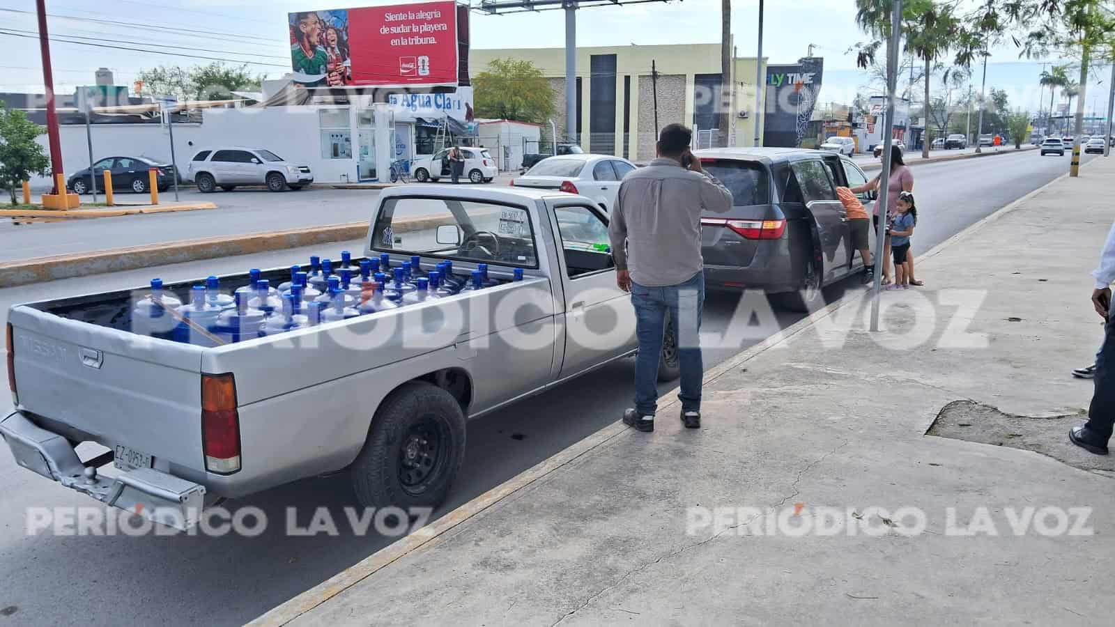 Monclova: caos vial tras choque entre taxi y camioneta familiar