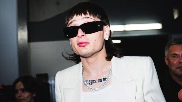 Abuchean a Peso Pluma en Estados Unidos tras inc&oacute;modo momento con una fan