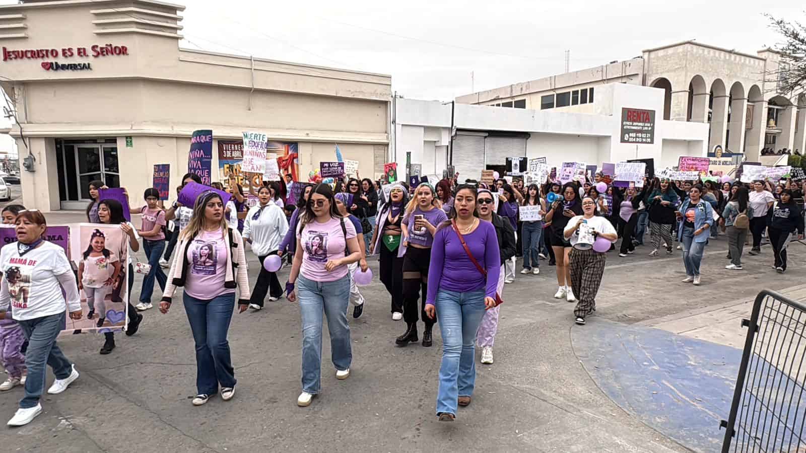 M&aacute;s de 200 mujeres marchan en Monclova pidiendo justicia
