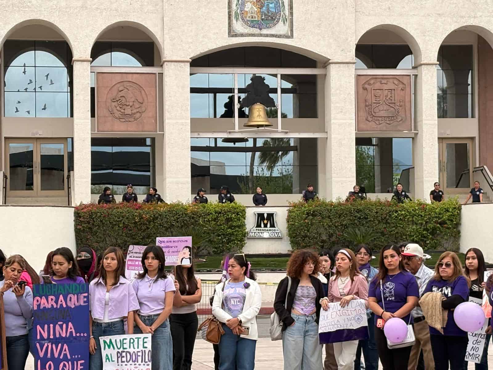 Marcha del 8M en Monclova: mujeres polic&iacute;as presentes en el evento