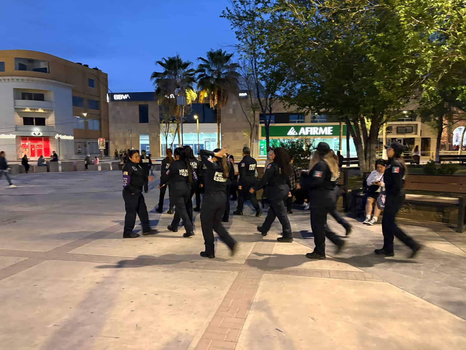 Marcha del 8M en Monclova: mujeres polic&iacute;as presentes en el evento