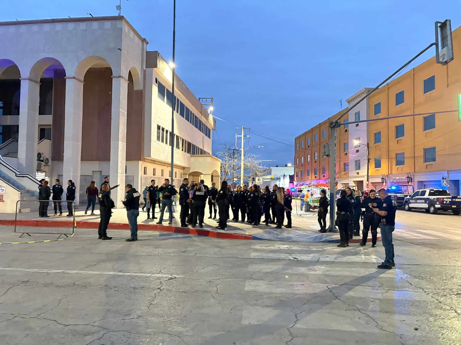 Marcha del 8M en Monclova: mujeres polic&iacute;as presentes en el evento