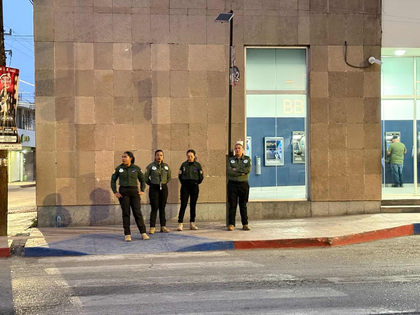 Marcha del 8M en Monclova: mujeres polic&iacute;as presentes en el evento