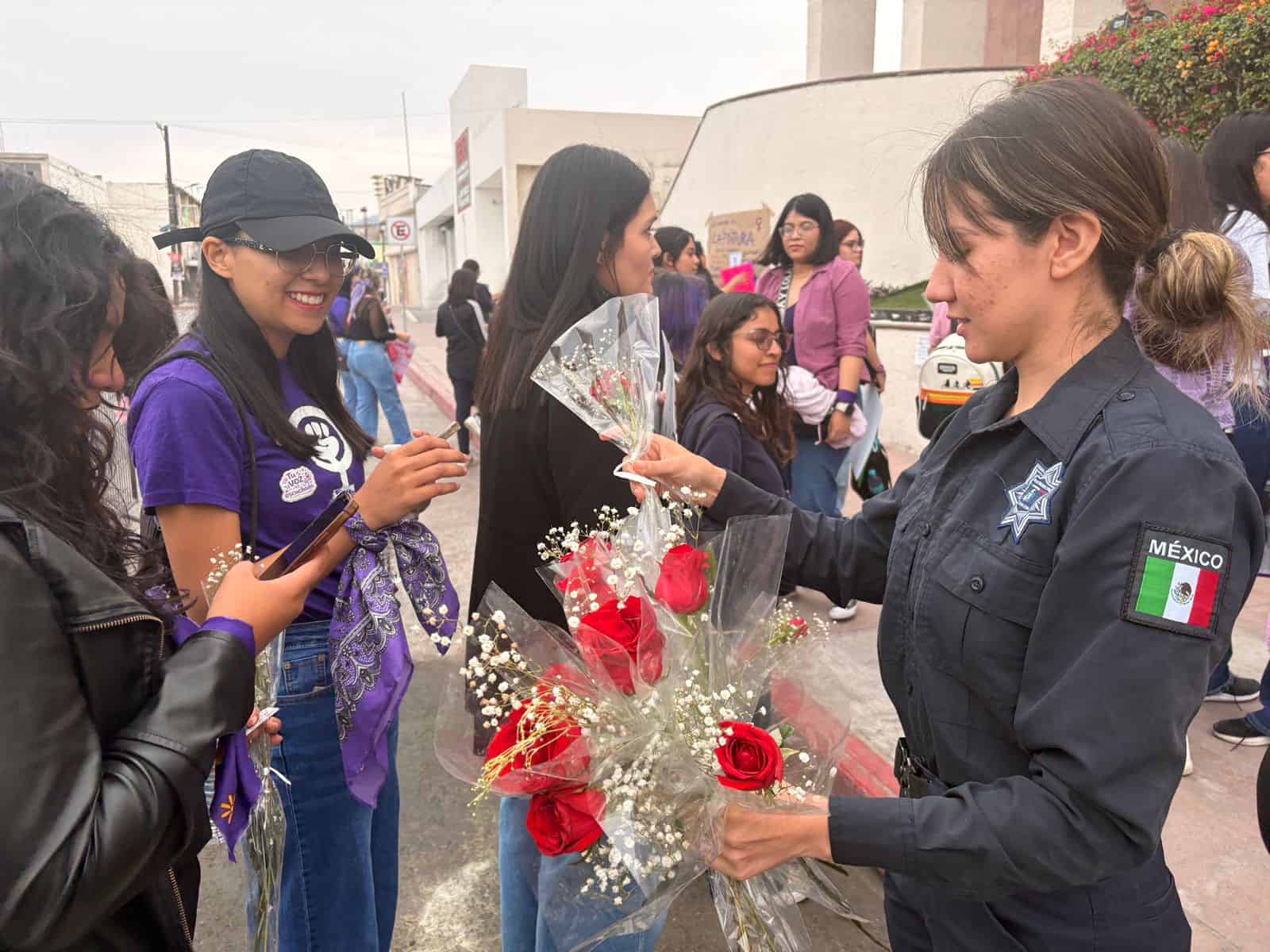 Marcha del 8M en Monclova: mujeres polic&iacute;as presentes en el evento