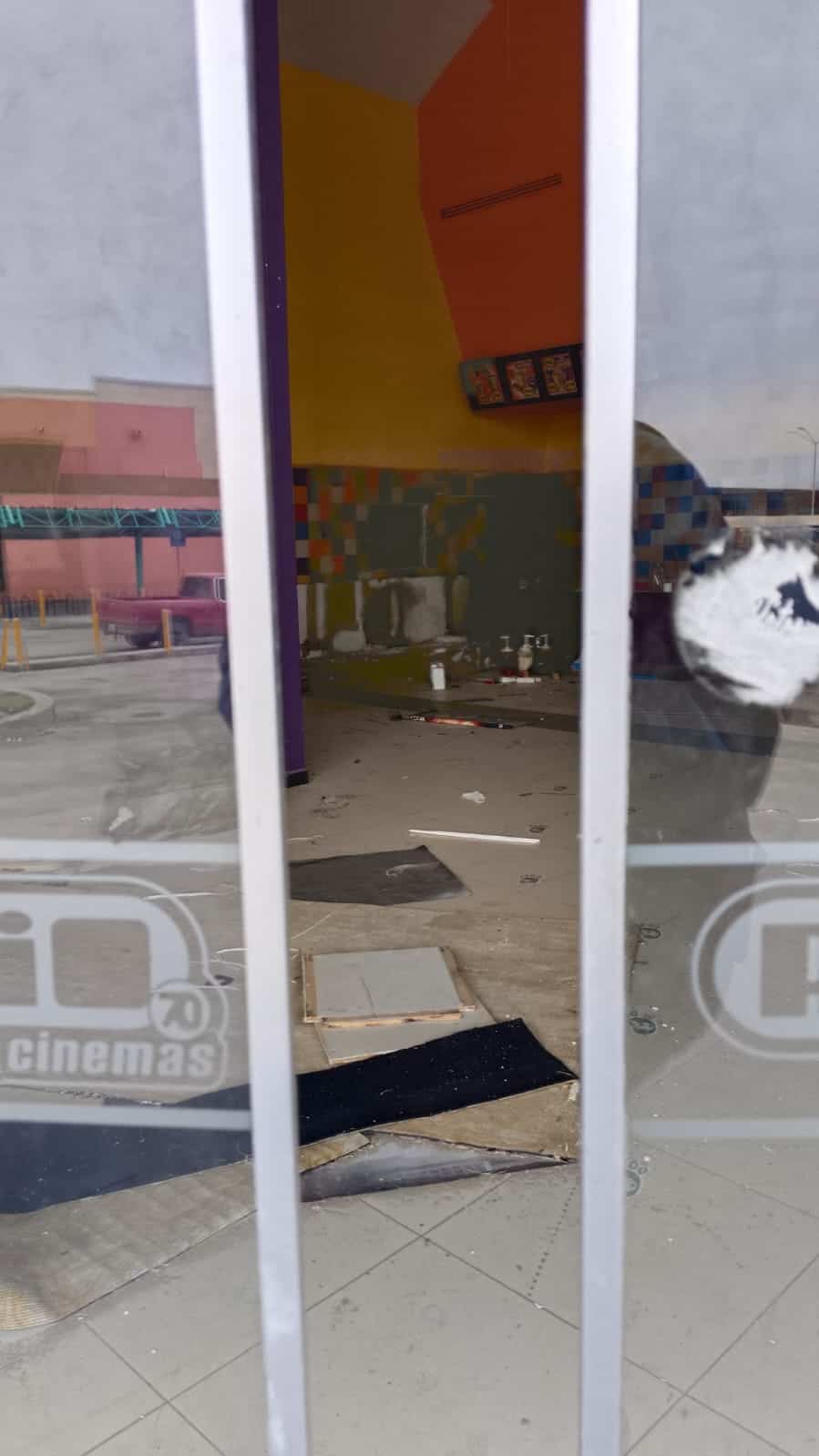 Vandalizan local de Río Cinemas