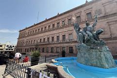 Pintan de morado centro de Saltillo