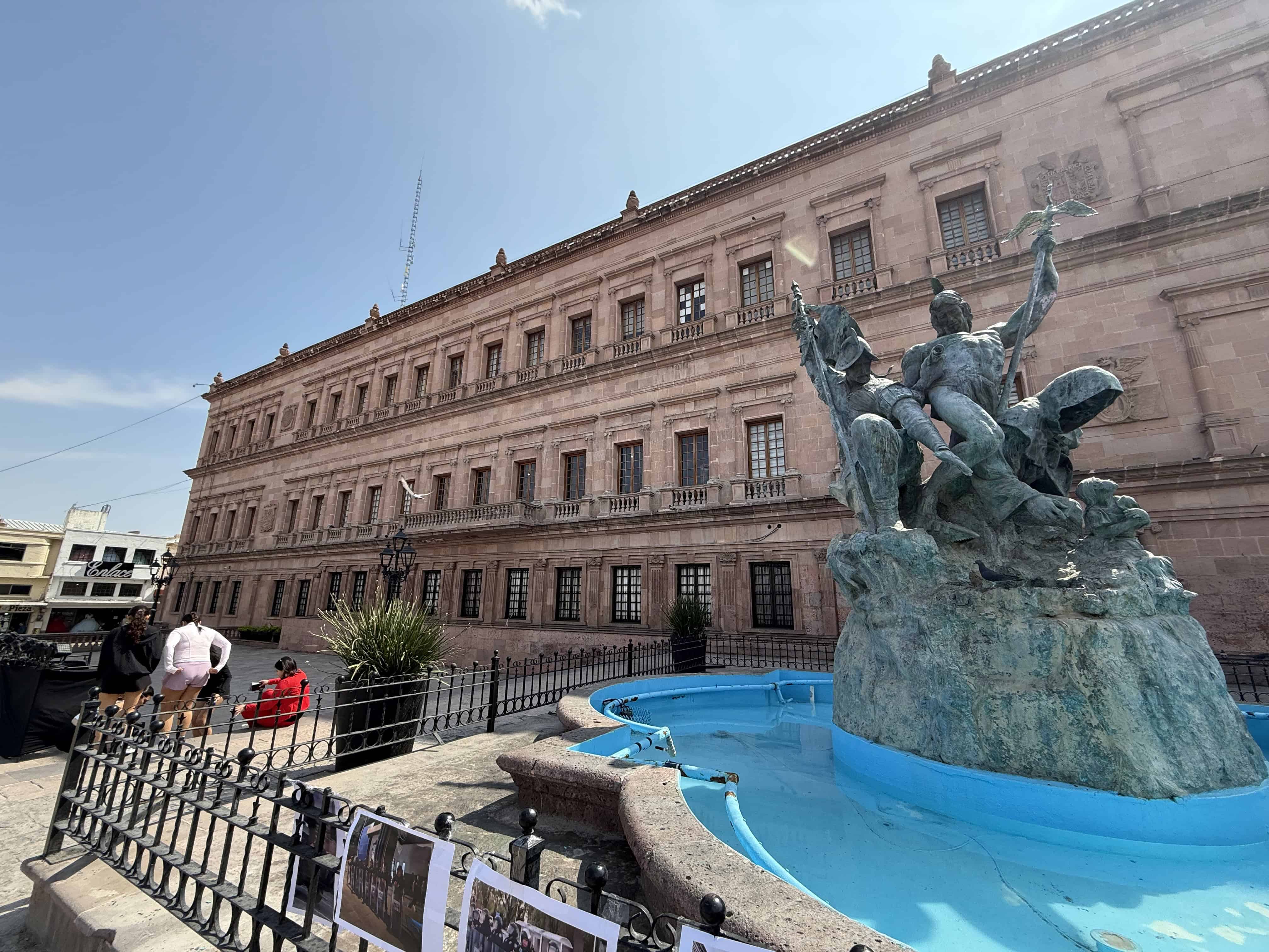 Pintan de morado centro de Saltillo