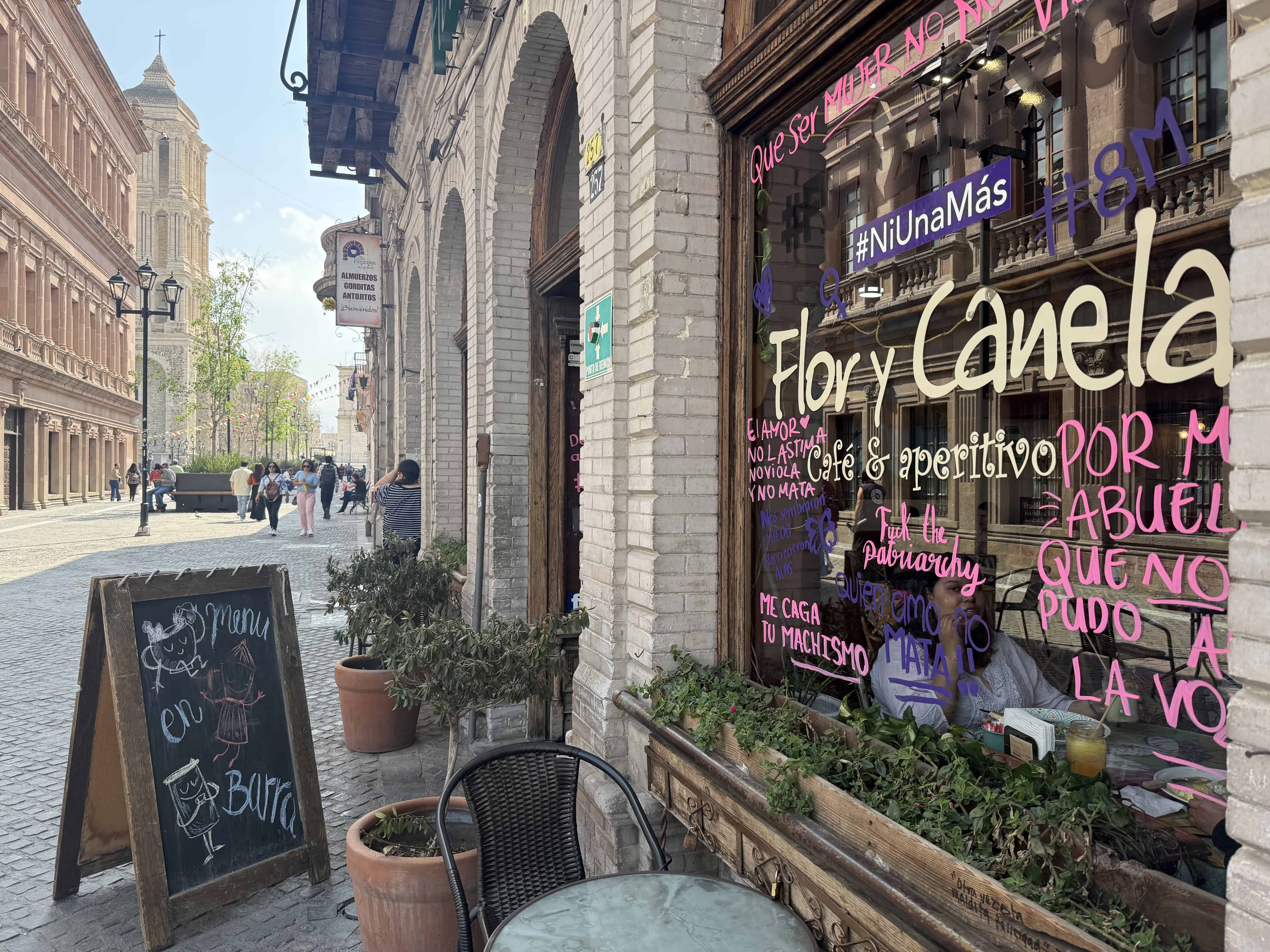 Pintan de morado centro de Saltillo