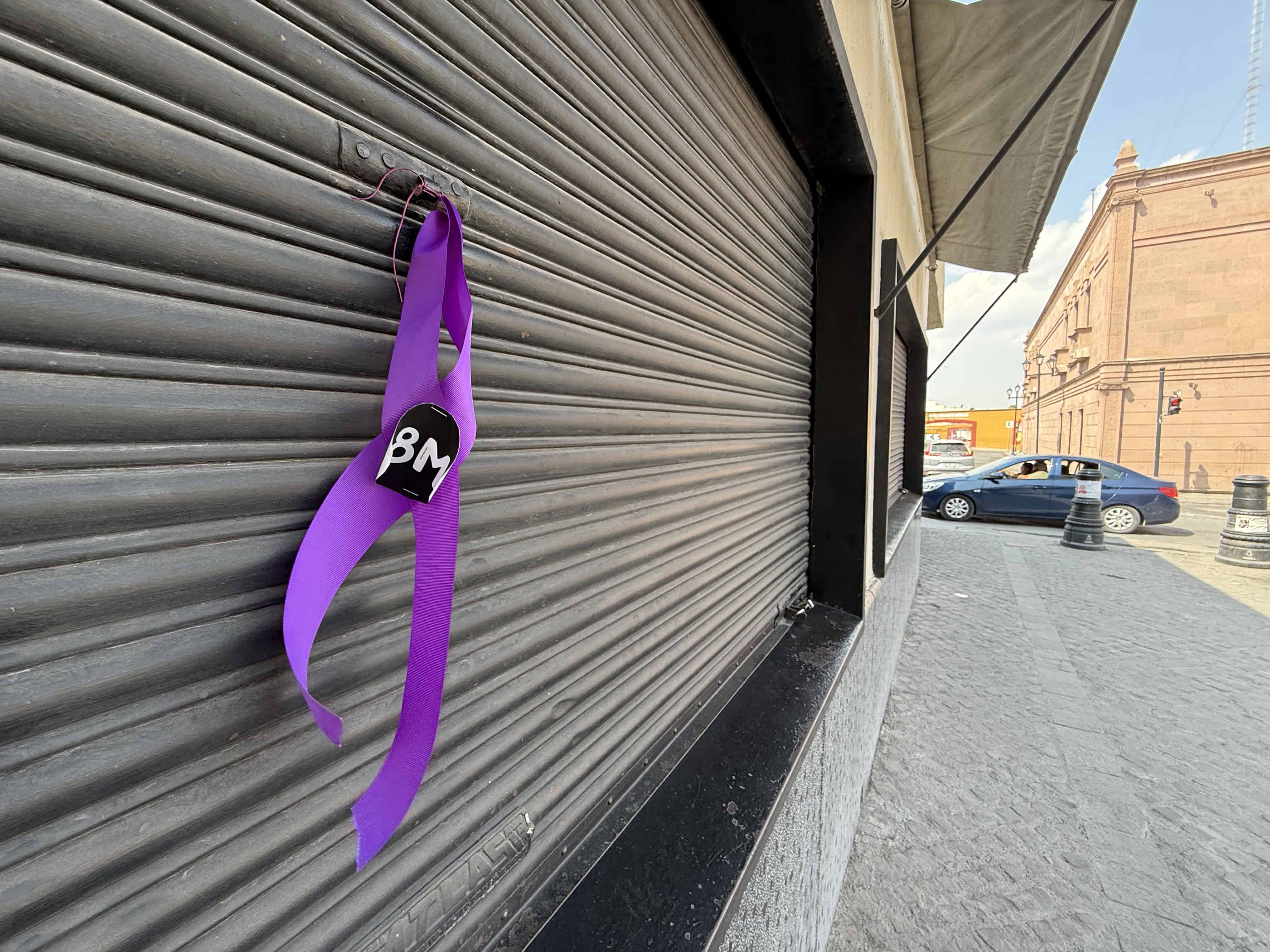 Pintan de morado centro de Saltillo