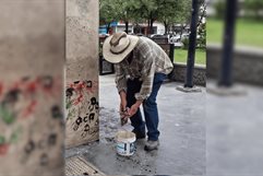 Entre jabón, agua y tallones, Don Neto limpia las huellas del 8M en la Plaza Principal