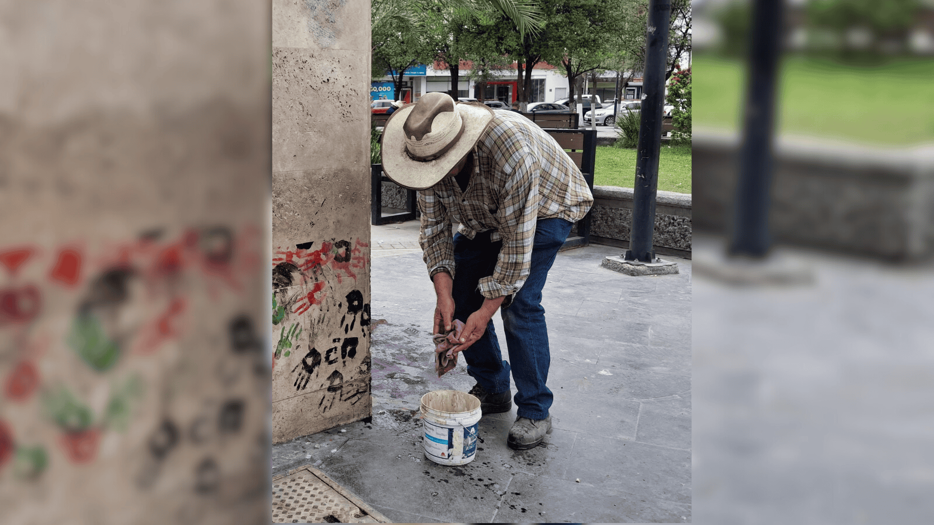 Entre jab&oacute;n, agua y tallones, Don Neto limpia las huellas del 8M en la Plaza Principal