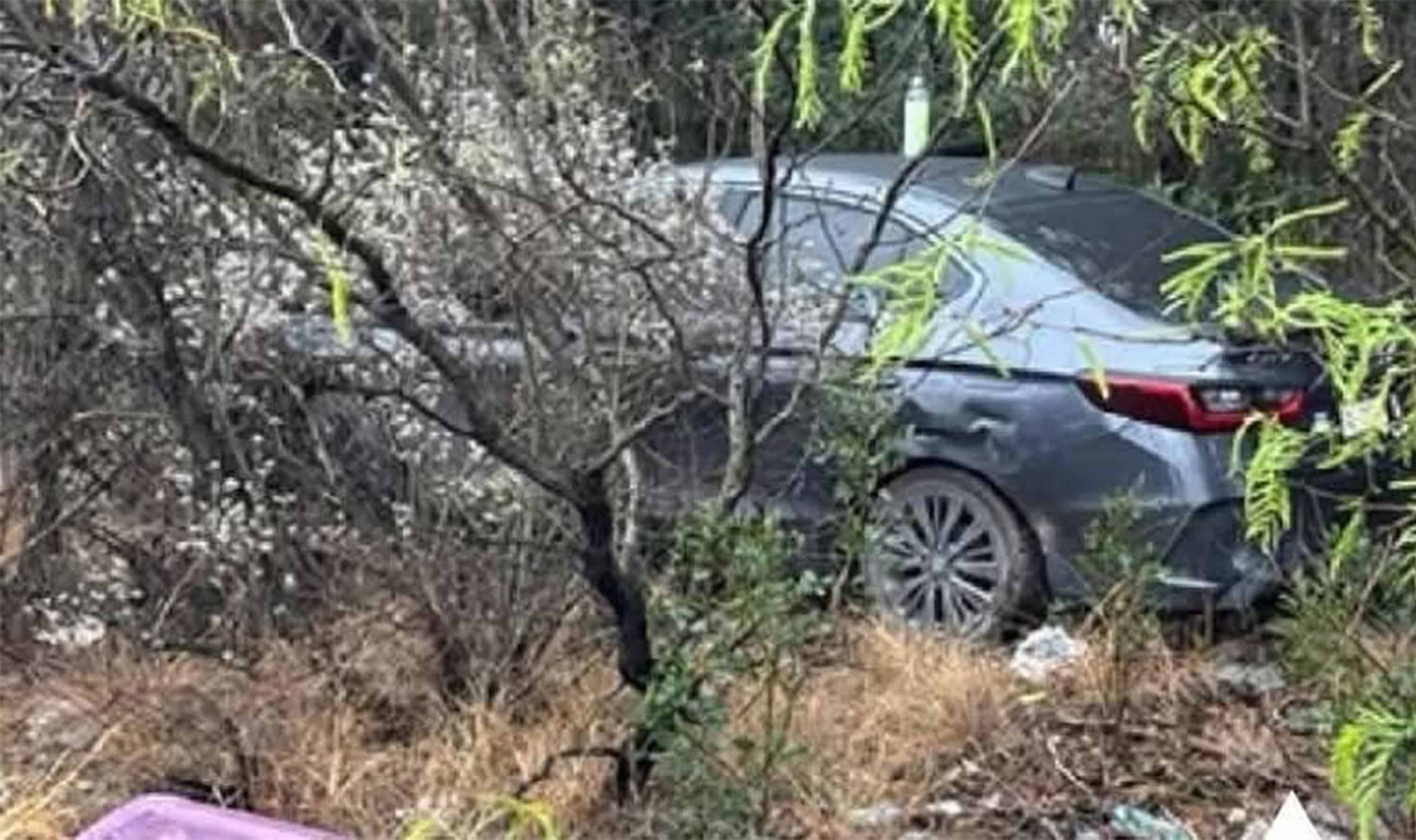 Conductor pierde el control y sale de la carretera 57 en tramo Allende–Nava