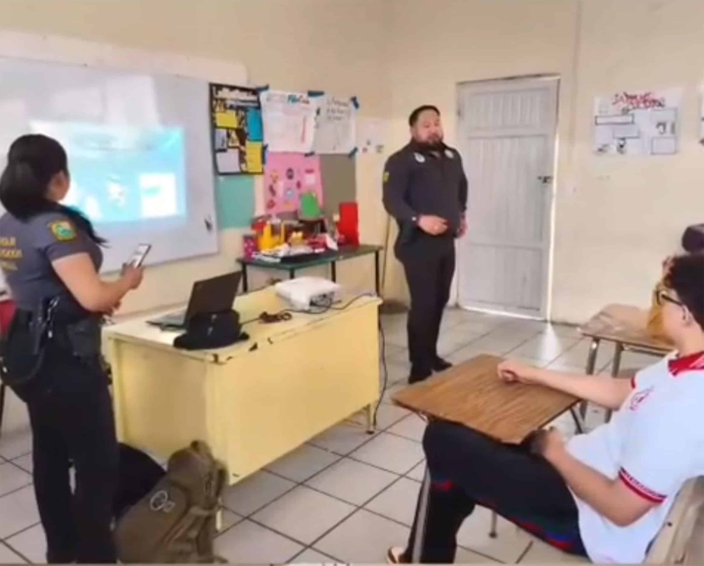 Autoridades estatales llevan pl&aacute;tica preventiva sobre violencia a secundaria en Ciudad Acu&ntilde;a