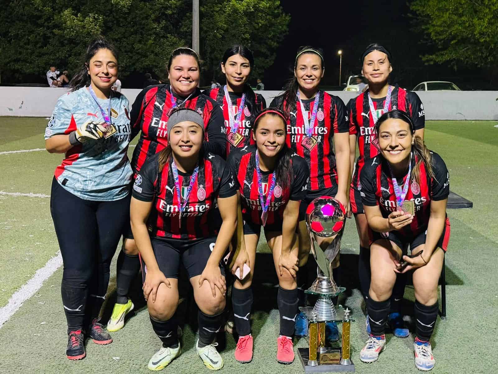 Monarcas se corona campe&oacute;n en la liga de futbol r&aacute;pido femenil