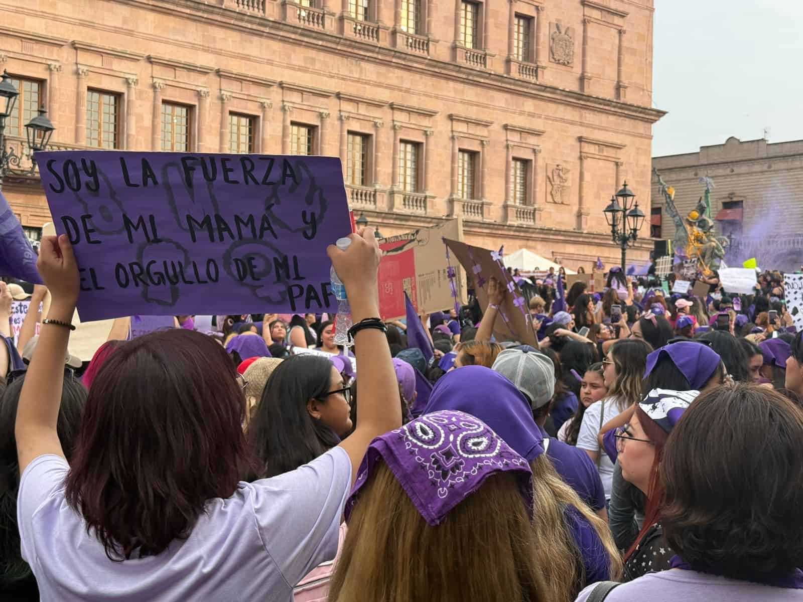 Se fractura marcha del 8M en Saltillo; dos contingentes, una misma consigna