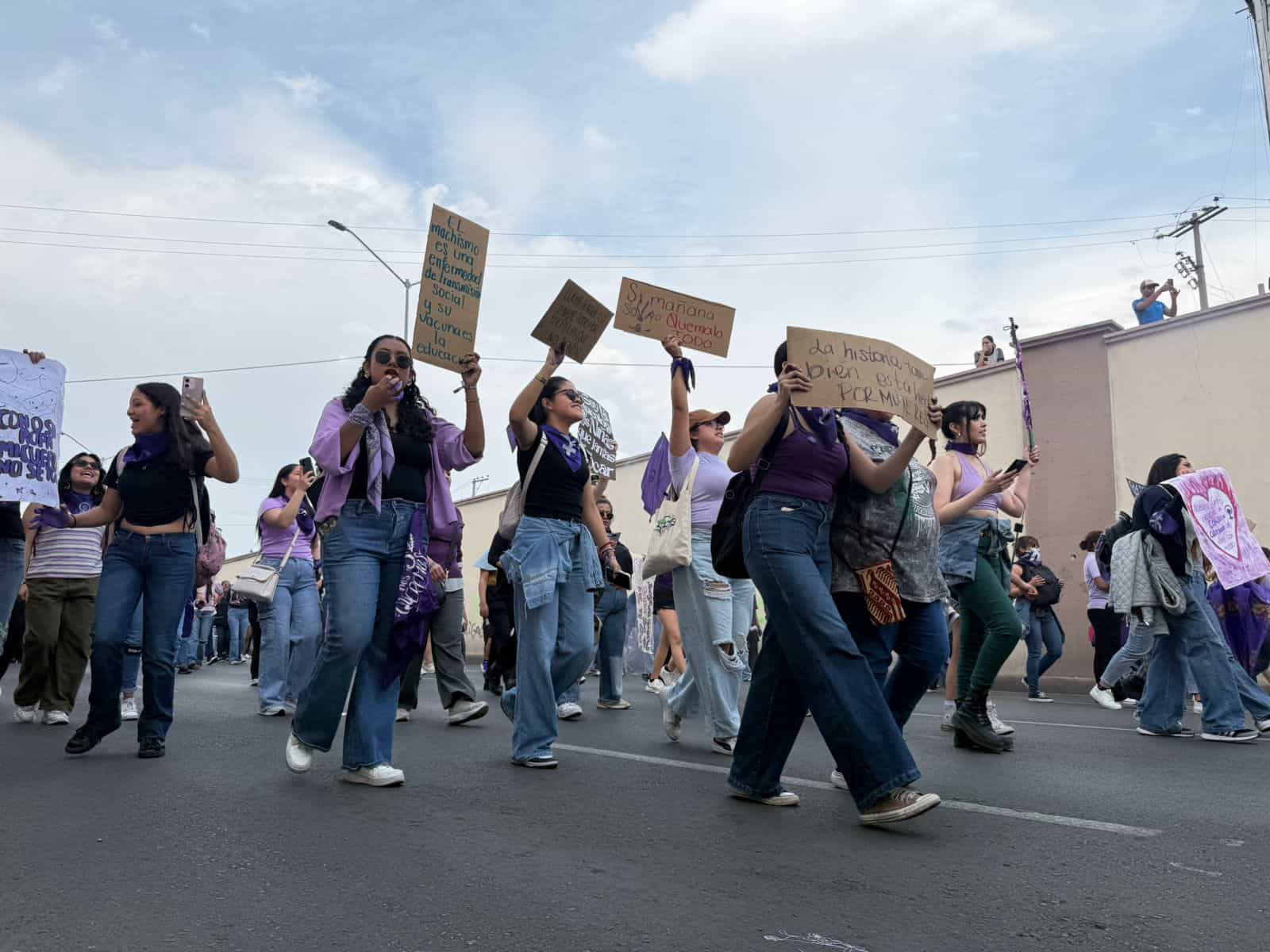 Se fractura marcha del 8M en Saltillo; dos contingentes, una misma consigna