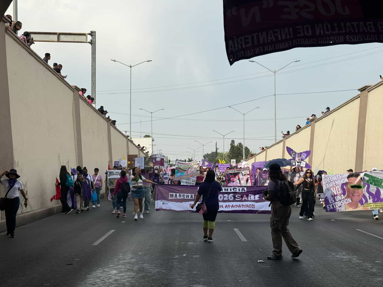 Se fractura marcha del 8M en Saltillo; dos contingentes, una misma consigna