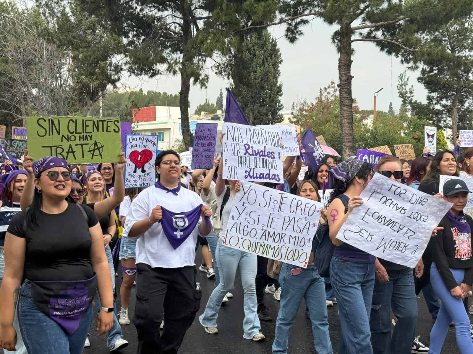 Se fractura marcha del 8M en Saltillo; dos contingentes, una misma consigna