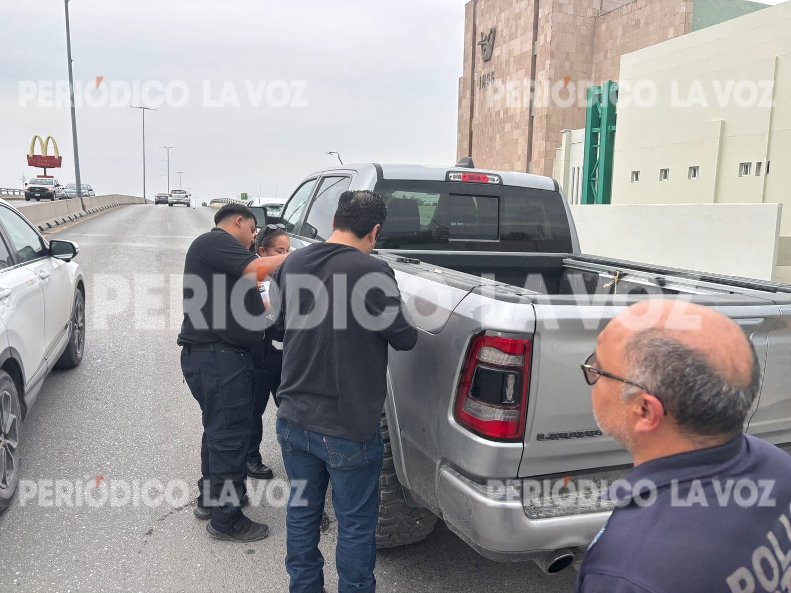 Tr&aacute;nsito Municipal ayuda a hombre tras quedar varado en Monclova