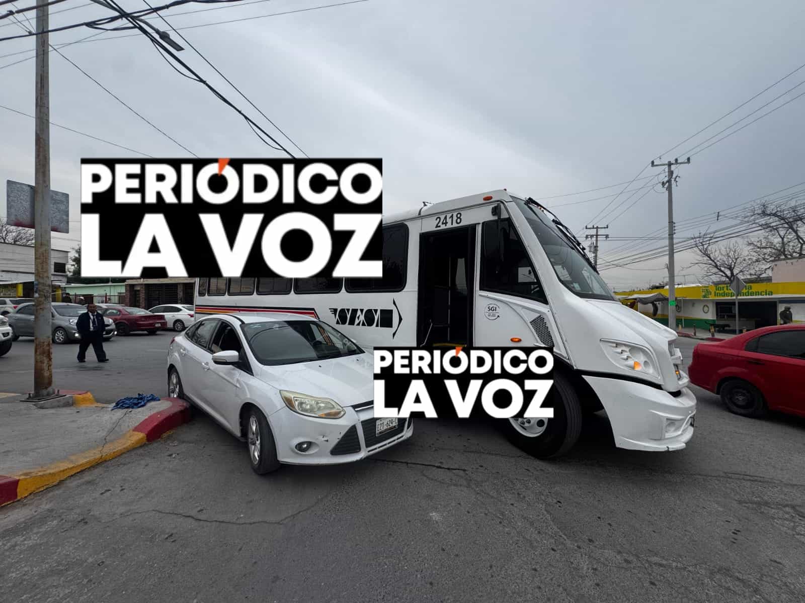 Conductor sufre severos da&ntilde;os en su Ford Focus tras choque en Monclova