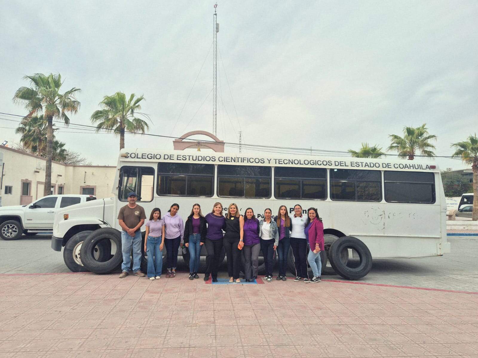 Yesica Sifuentes entrega llantas nuevas al autob&uacute;s escolar en Casta&ntilde;os