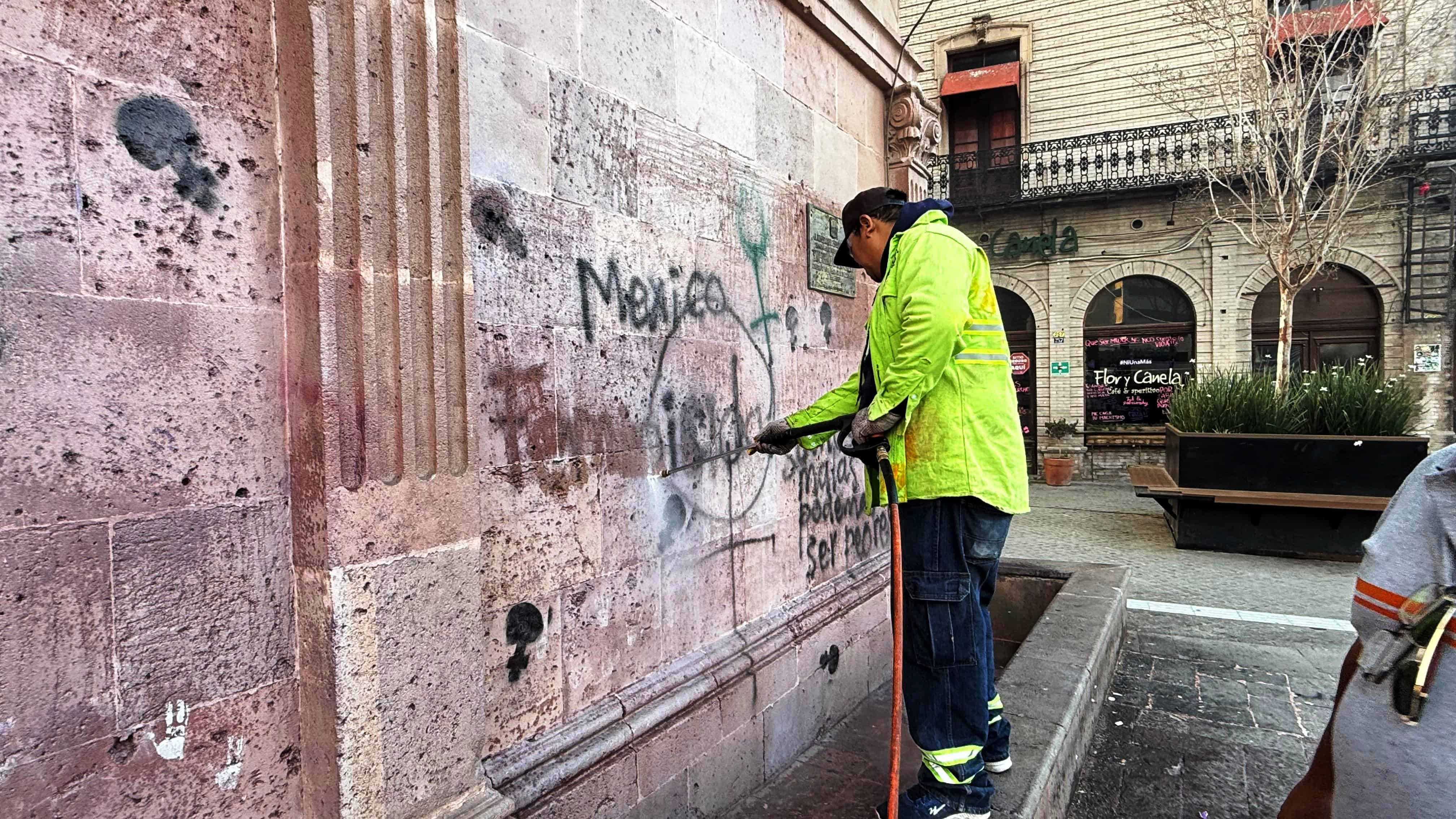 Cuadrilla de limpieza act&uacute;a en Plaza Nueva Tlaxcala