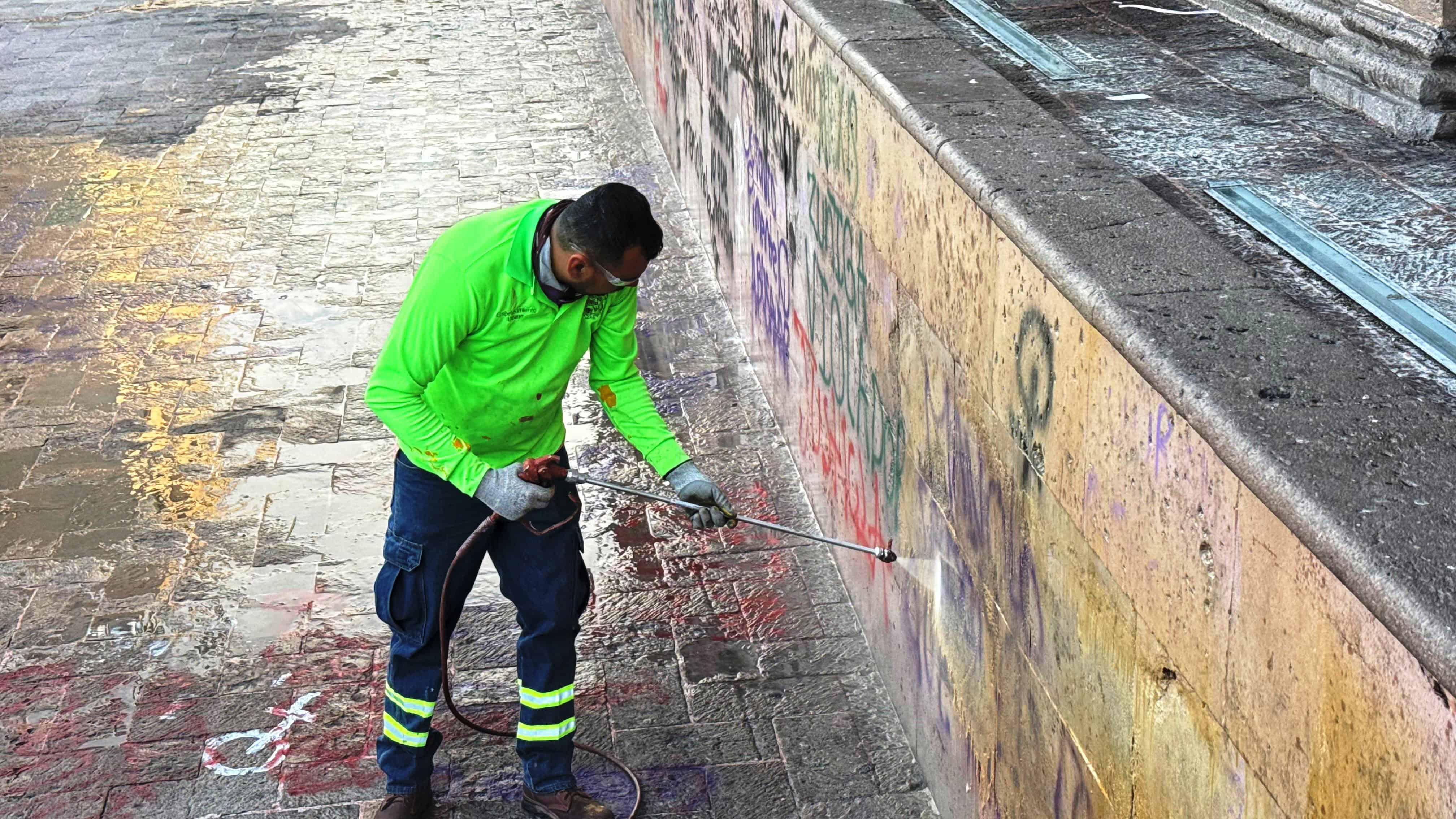 Cuadrilla de limpieza act&uacute;a en Plaza Nueva Tlaxcala