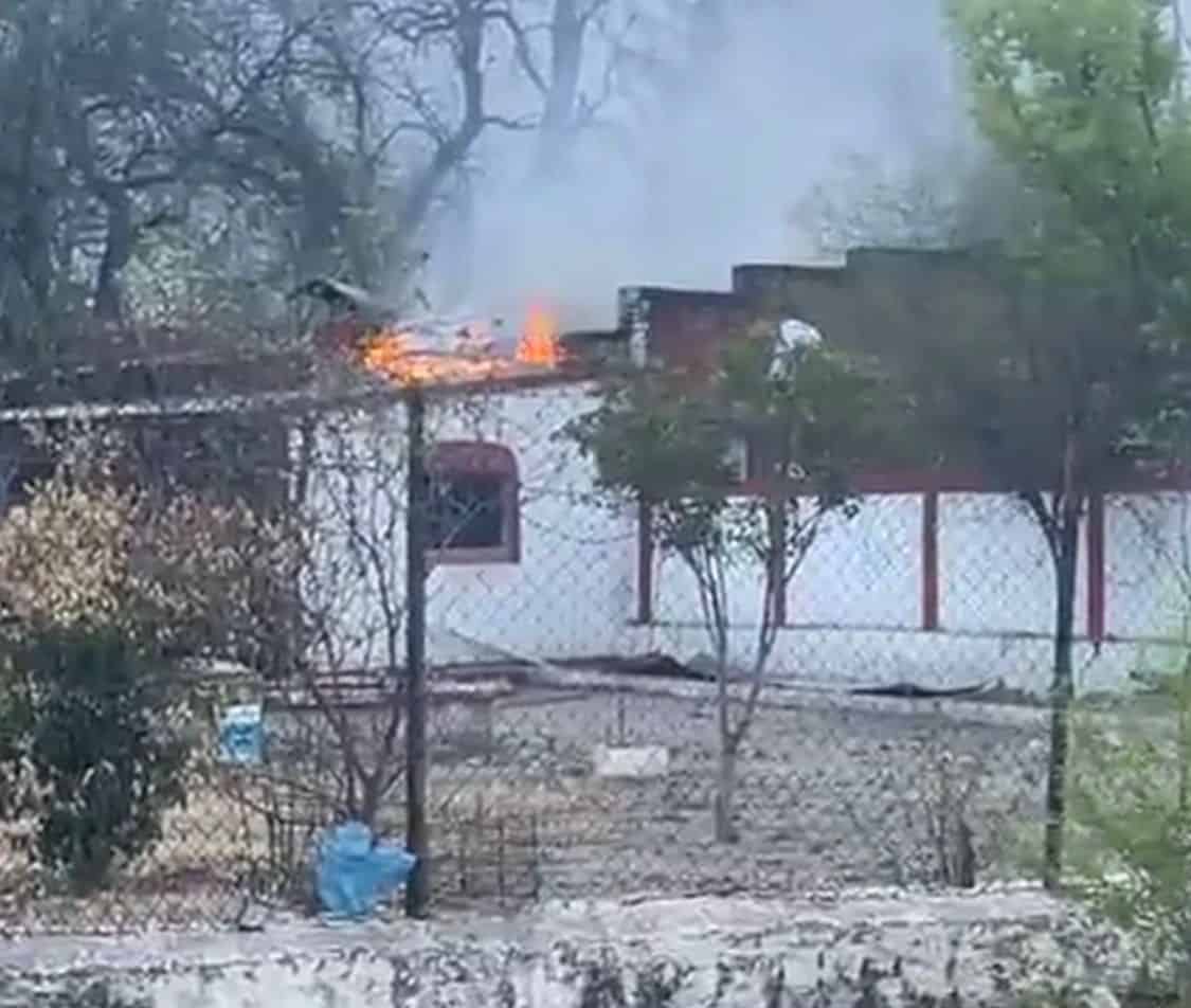 Bomberos controlan incendio en casa en Villa de Pala&uacute;
