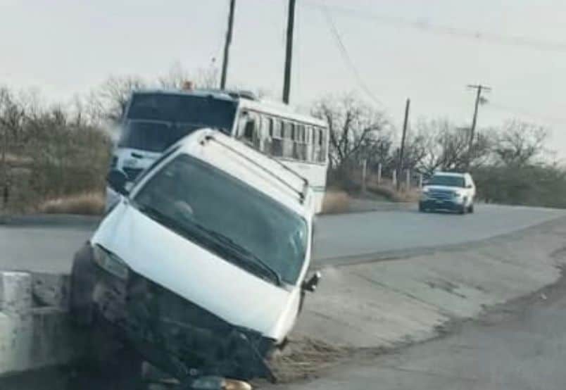 Tres lesionados tras accidente en San Juan de Sabinas: veh&iacute;culo casi cae al r&iacute;o