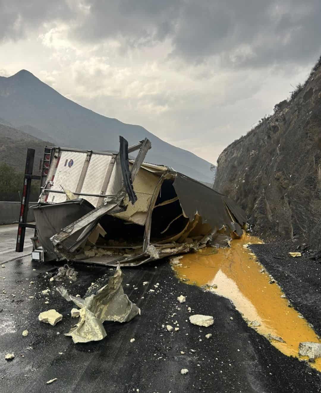 Accidente de tr&aacute;iler con yemas de huevo provoca cierre en carretera Matehuala-Monterrey