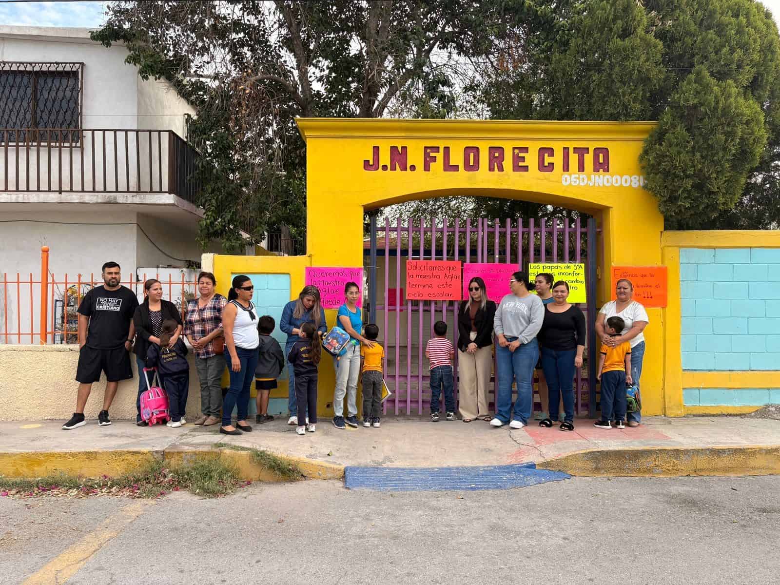 Frontera: Padres de familia cierran jard&iacute;n de ni&ntilde;os Florecita por falta de directora