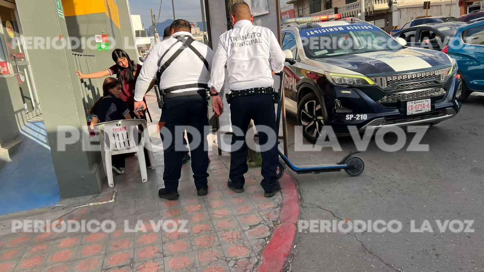 Dos j&oacute;venes resultan lesionadas tras choque de scooter en Monclova