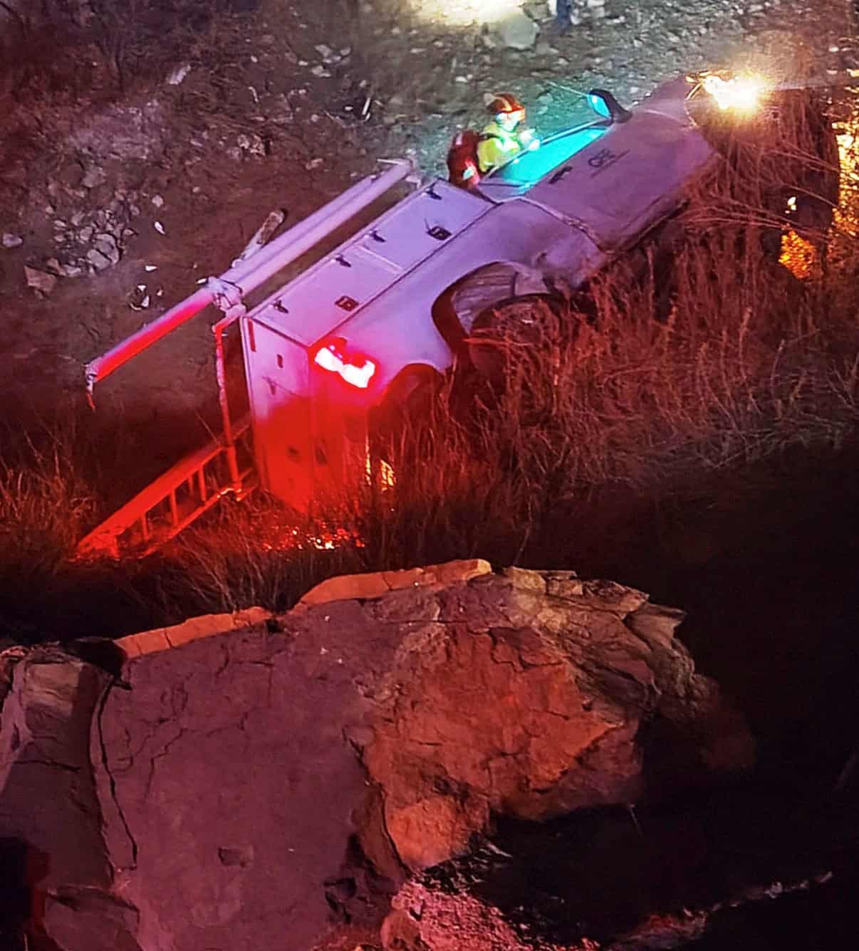 Camioneta de CFE cae a barranco en Ramos Arizpe: conductor rescatado