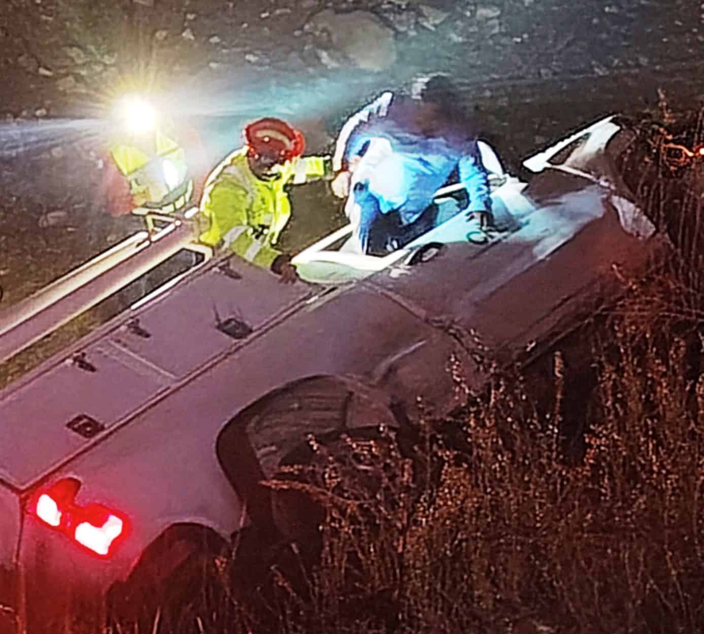 Camioneta de CFE cae a barranco en Ramos Arizpe: conductor rescatado