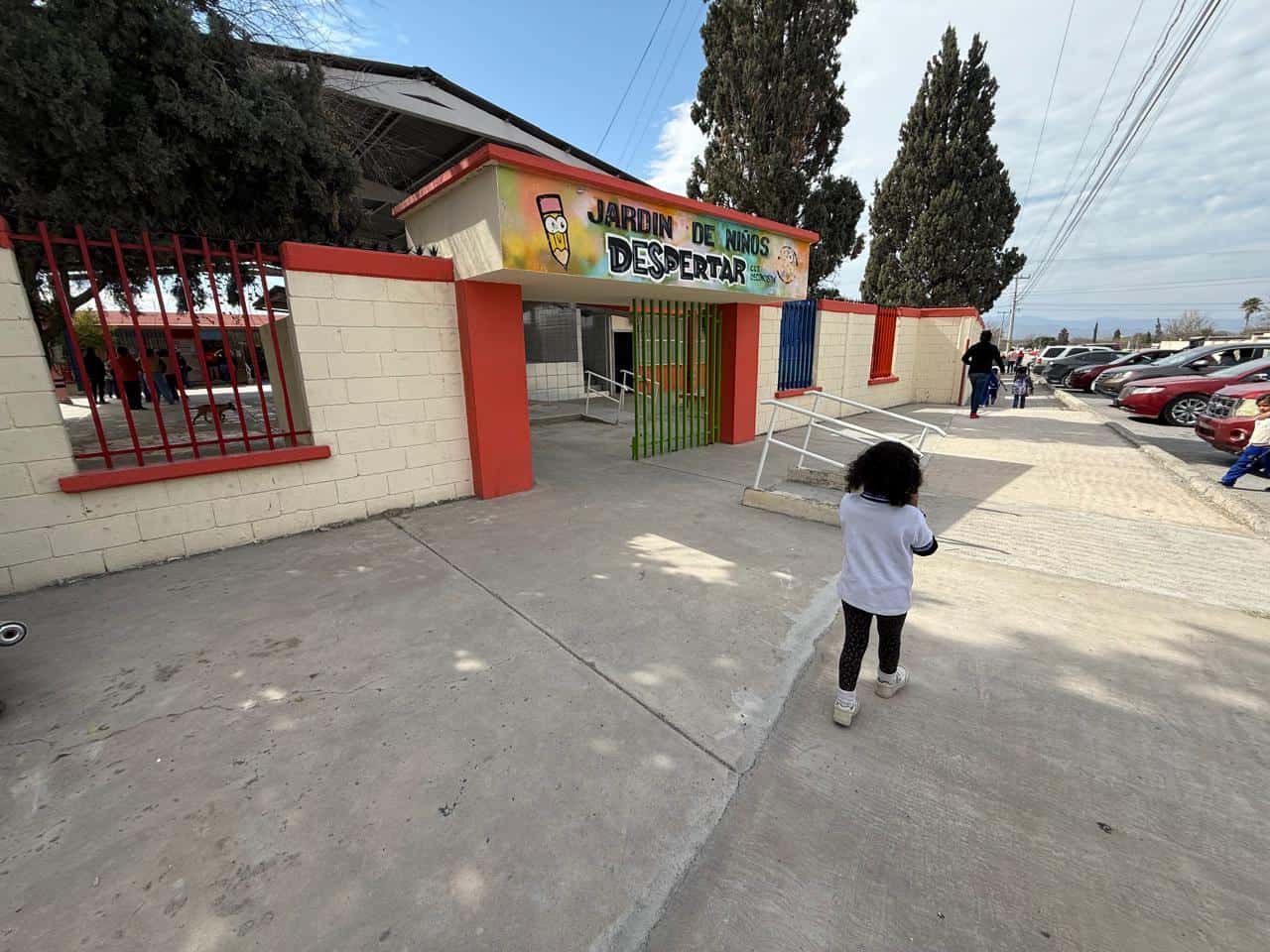 Abraham Gonz&aacute;lez anuncia suspensi&oacute;n de clases en Regi&oacute;n Centro por descarga administrativa