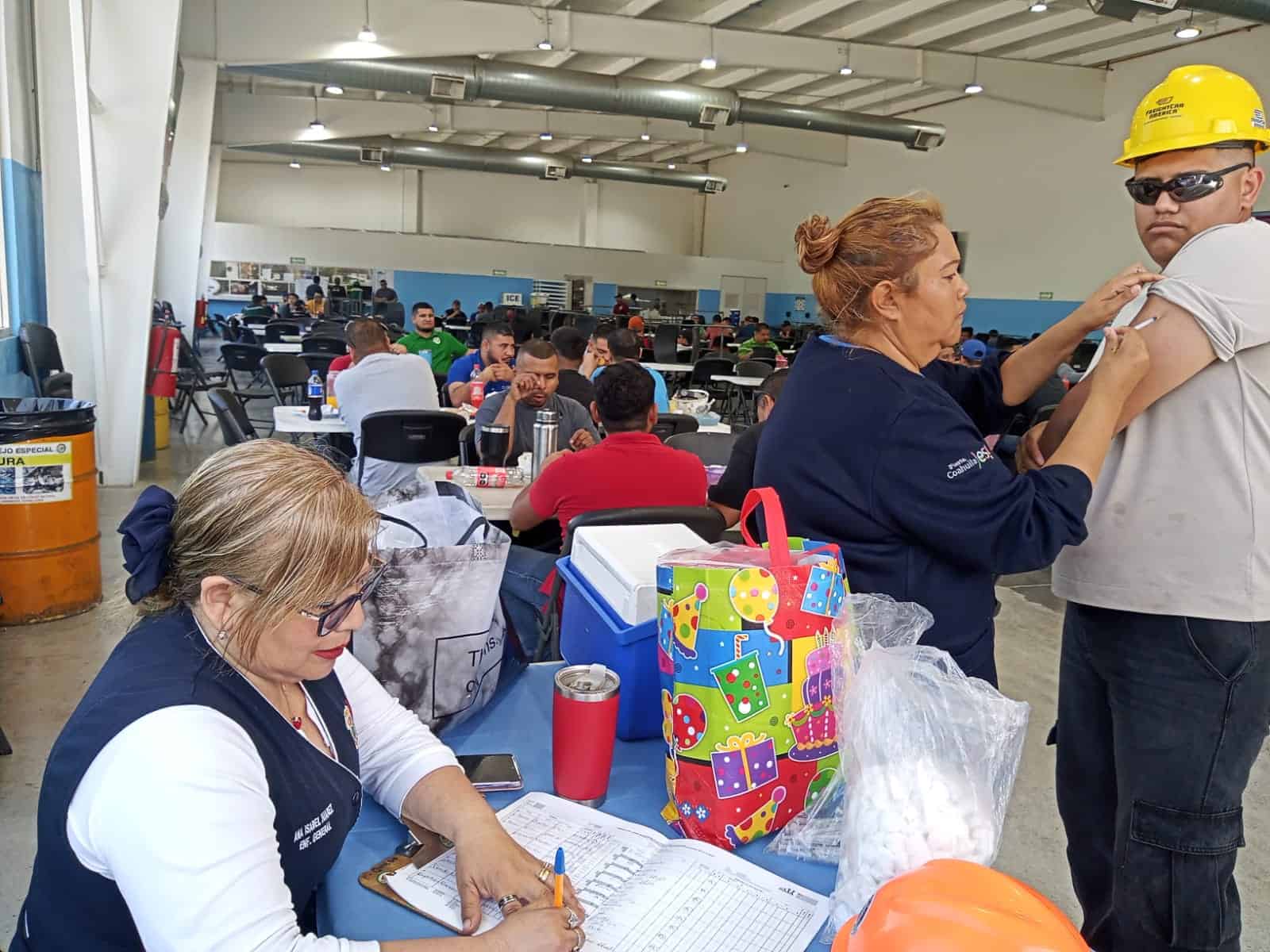 Brigada de vacunaci&oacute;n en Casta&ntilde;os protege a trabajadores de FreightCar America