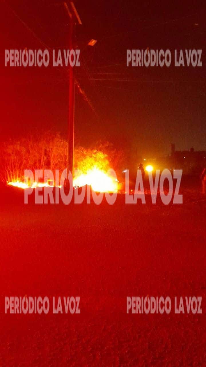 Bomberos de Monclova controlan incendio en poste el&eacute;ctrico