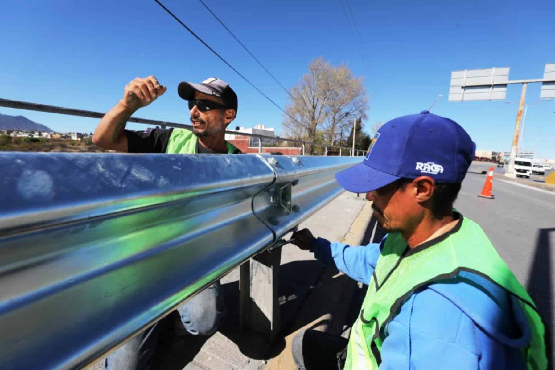 Cuadrillas reparan parapetos en el perif&eacute;rico Luis Echeverr&iacute;a &Aacute;lvarez