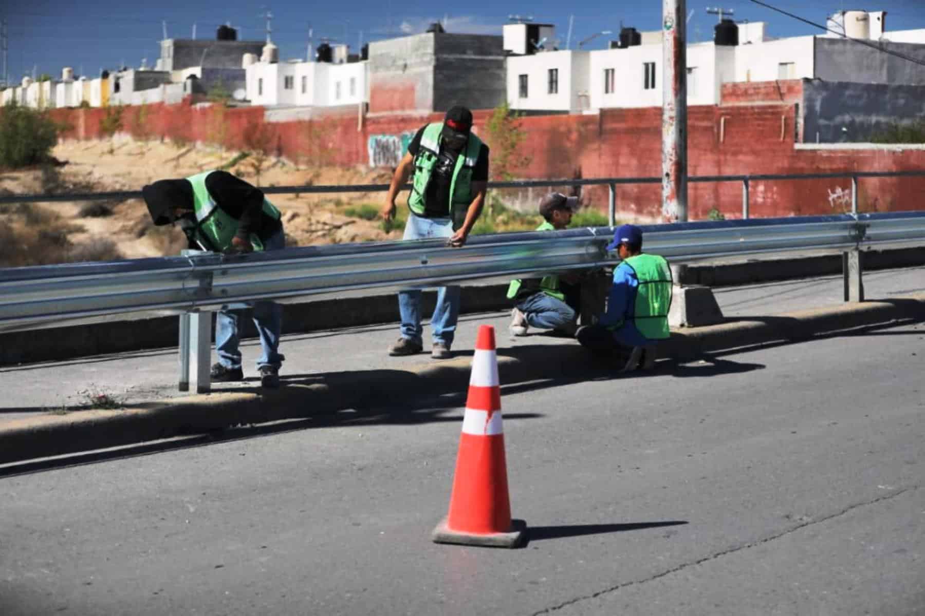 Cuadrillas reparan parapetos en el perif&eacute;rico Luis Echeverr&iacute;a &Aacute;lvarez