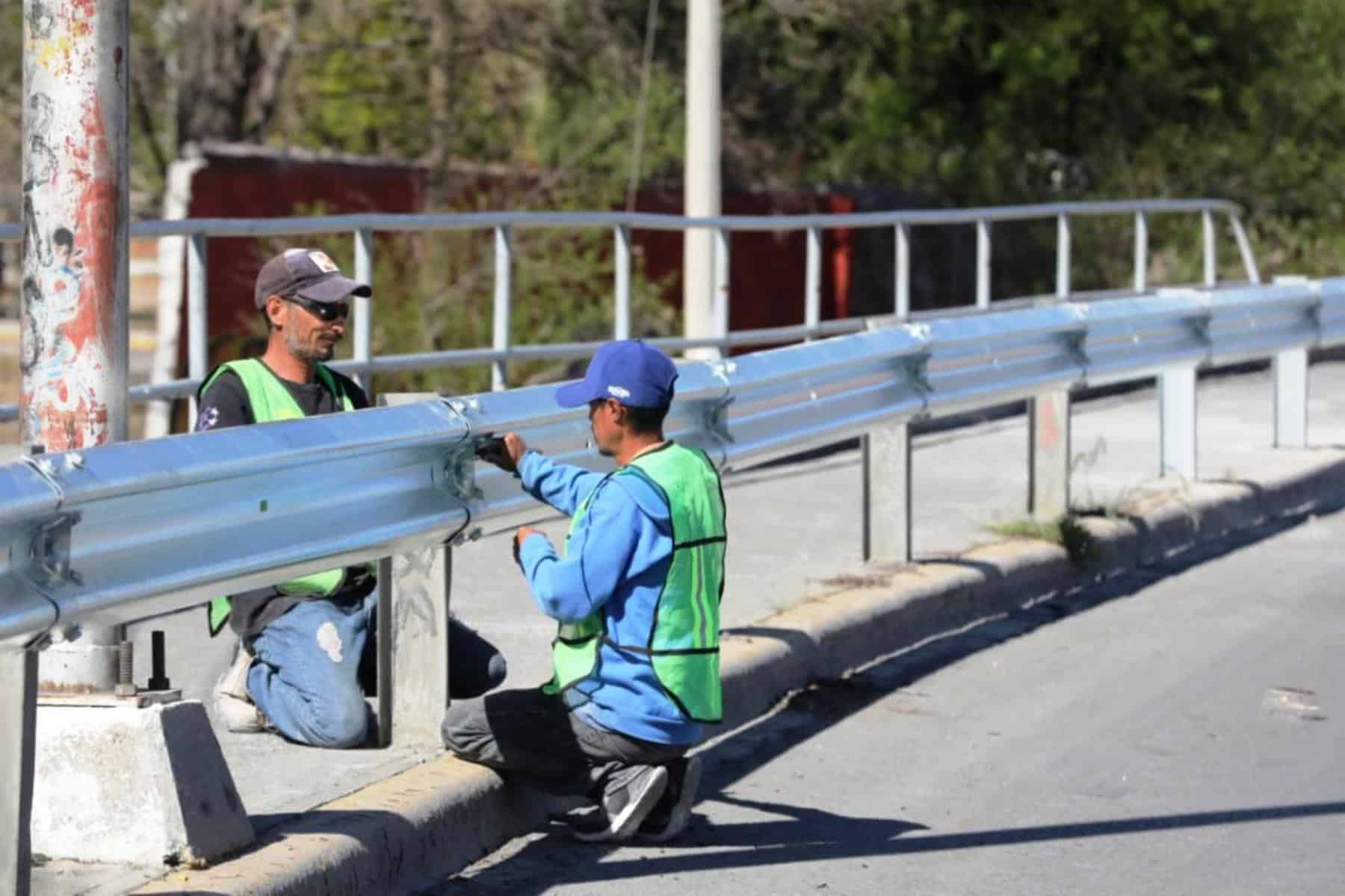 Cuadrillas reparan parapetos en el perif&eacute;rico Luis Echeverr&iacute;a &Aacute;lvarez