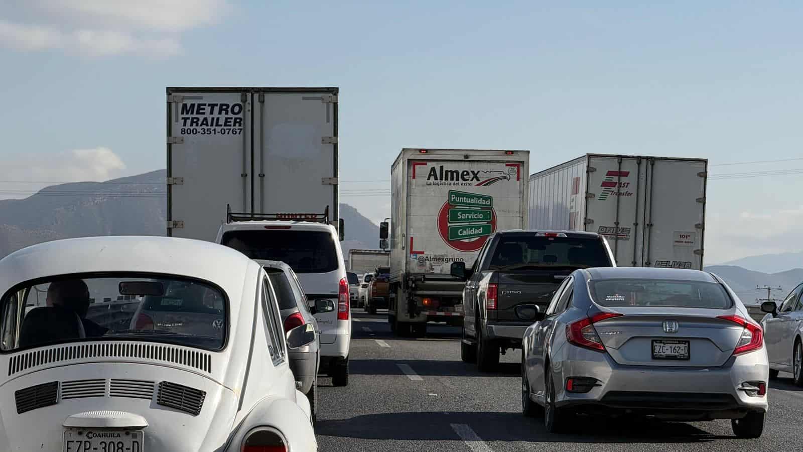 Filas kilom&eacute;tricas en la Saltillo–Monterrey por traileros dormidos tras horas de espera