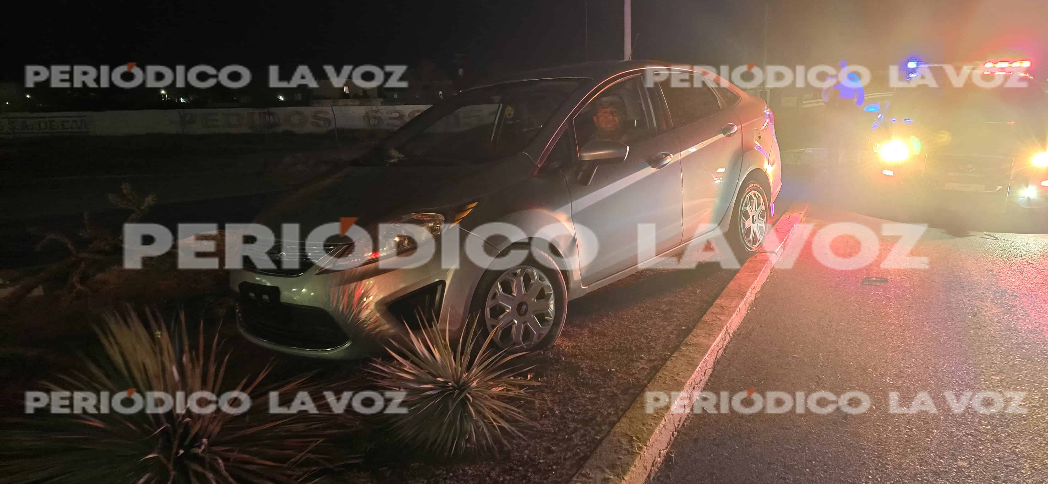 Conductor ebrio choca contra base de concreto en Monclova