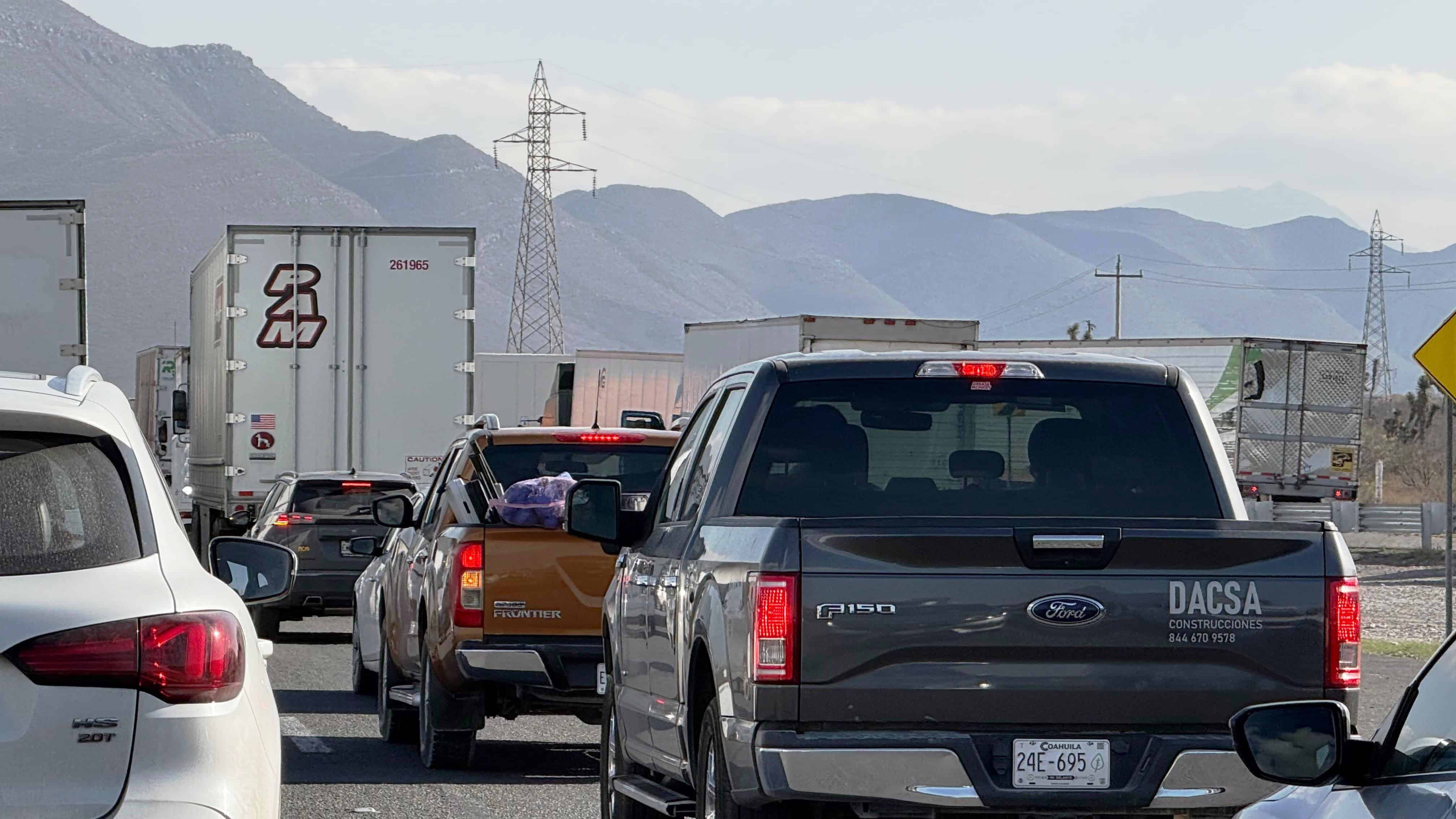 Congestionamiento severo en la carretera Saltillo-Monterrey: tr&aacute;ileres detenidos